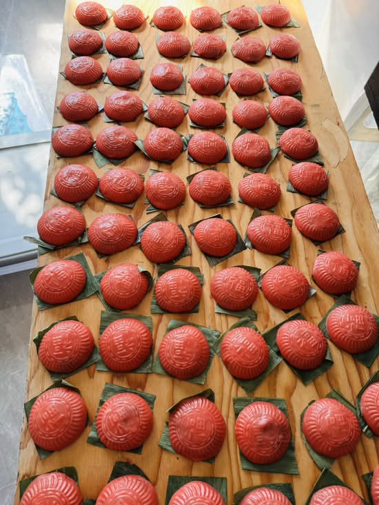 Red Bean Stuffed Rice Cake (红粿) (10 粒/盒)